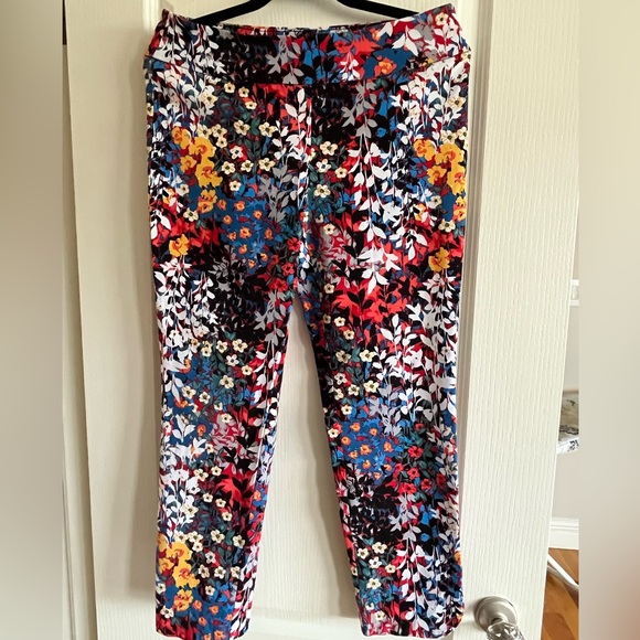 🛍️ UP! Ladies Floral Ankle Pants - Picture 4 of 12